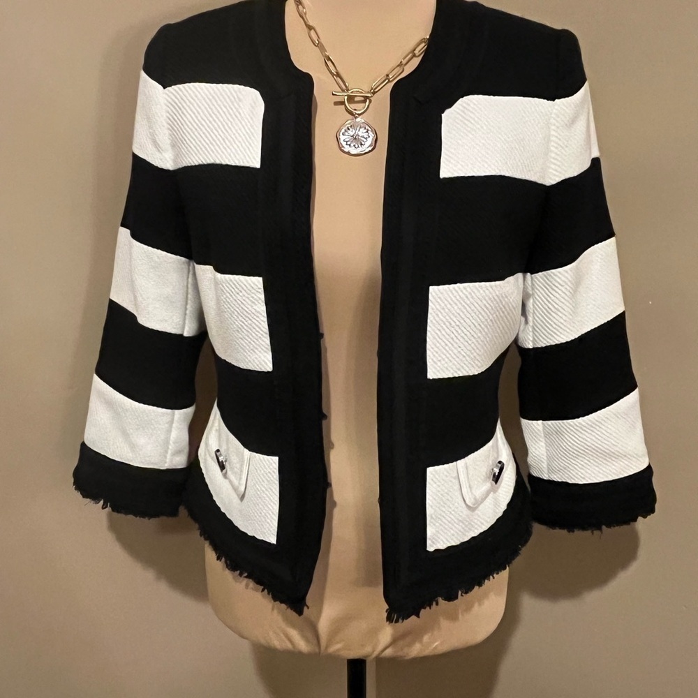 White House Black Market Monochrome Striped Blazer, size 4 - Picture 4 of 13